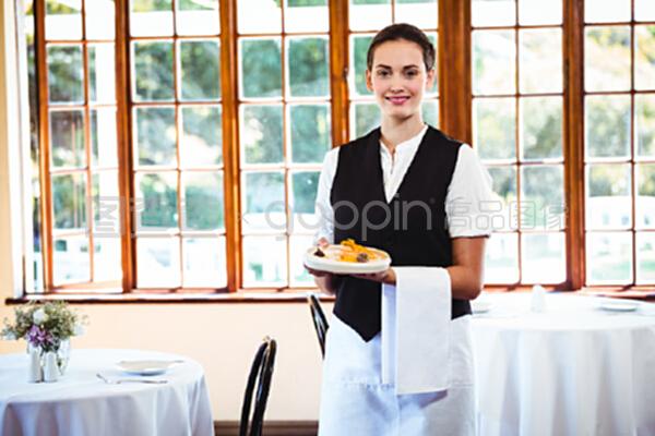 指尖上的艺术 餐饮服务中女服务员的多重角色